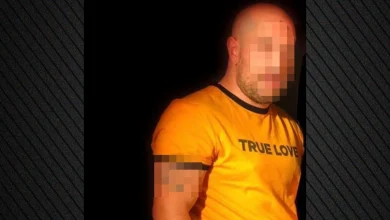 «Πιάσαμε τον μεγαλύτερο μαστροπό της Αθήνας», ήταν τα λόγια που ακούστηκαν όταν οι αστυνομικοί πέρασαν χειροπέδες στον 42χρονο