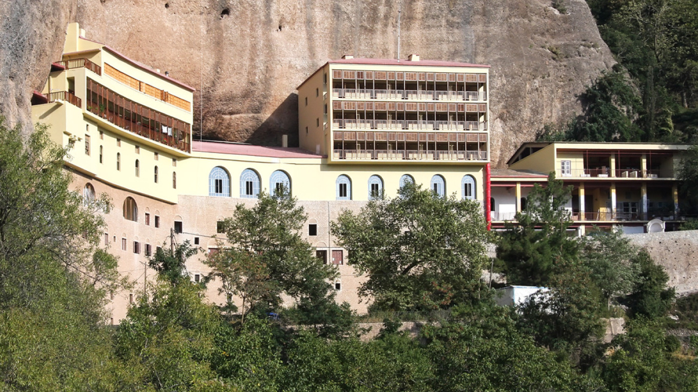 Ο ηγούμενος της Μονής Μεγάλου Σπηλαίου στα Καλάβρυτα είχε δημιουργήσει ένα σκοτεινό παραμάγαζο πώλησης εκκλησιαστικών