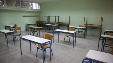 Οι γονείς αντιδρούν στο «τσουνάμι» συγχωνεύσεων τμημάτων και απαιτούν προσλήψεις αναπληρωτών για να καλυφθούν τα τεράστια κενά που καταγράφονται.