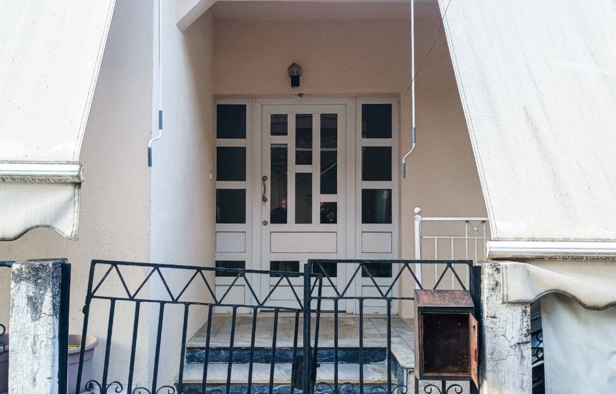 Προσωρινά κρατούμενος κρίθηκε την Παρασκευή ο 18χρονος που ομολόγησε τη δολοφονία της μητέρας του στα Τρίκαλα, με τη σύμφωνη