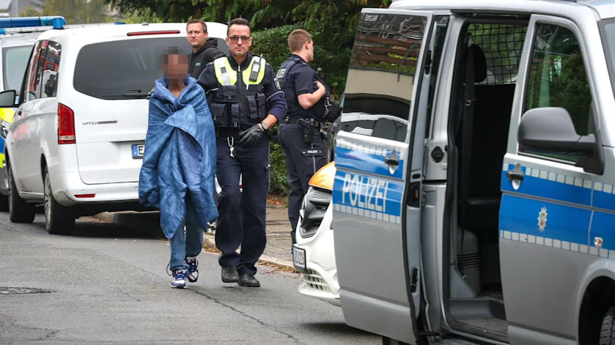 Σοκ έχει προκαλέσει στη Γερμανία η άγρια επίθεση κατά της νέας δημάρχου του Herdecke, στην περιοχή της Βόρειας Ρηνανίας-Βεστφαλίας.