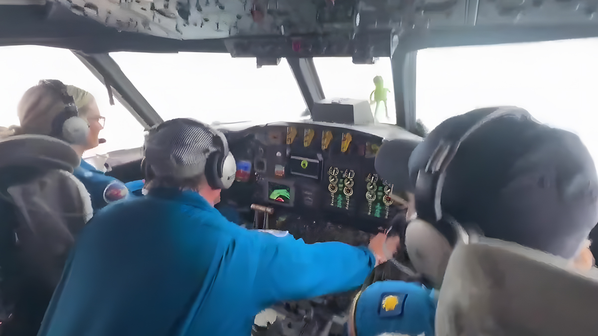 Δύσκολες και επικίνδυνες στιγμές έζησε το πλήρωμα ενός αναγνωριστικού αεροσκάφους των ΗΠΑ, που πέταξε στο «μάτι του τυφώνα»