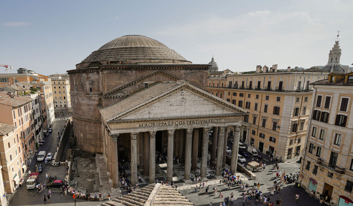 Μια τραγική στιγμή εκτυλίχθηκε το βράδυ της Παρασκευής στο κέντρο της Ρώμης, όταν Ιάπωνας τουρίστας βρήκε τραγικό θάνατο πέφτοντας