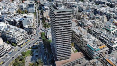 Ένα σοκαριστικό γεγονός συγκλόνισε τη γειτονιά των Αμπελοκήπων το μεσημέρι της Παρασκευής , όταν ένας άνδρας έχασε τη ζωή του πέφτοντας