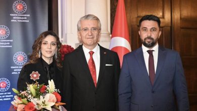 Ο βουλευτής Ροδόπης, Όζγκιουρ Φερχάτ, ο οποίος πρόσφατα εντάχθηκε στη Νέα Αριστερά, έσπευσε να συμμετάσχει στις εκδηλώσεις για τα 102