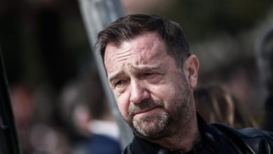 Ο Νίκος Πλακιάς, πατέρας της Χρύσας και της Θώμης που χάθηκαν στη φονική σύγκρουση των τρένων στα Τέμπη, μιλά με αφοπλιστική