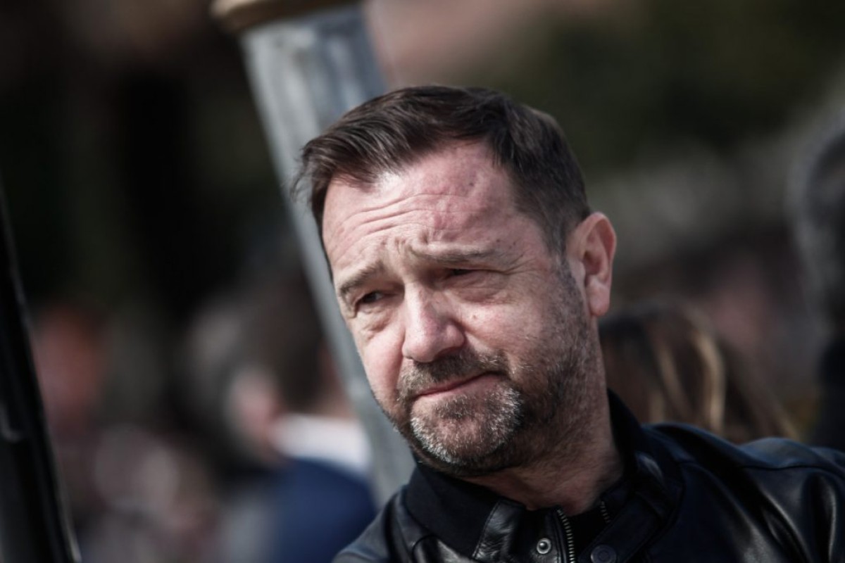 Ο Νίκος Πλακιάς, πατέρας της Χρύσας και της Θώμης που χάθηκαν στη φονική σύγκρουση των τρένων στα Τέμπη, μιλά με αφοπλιστική