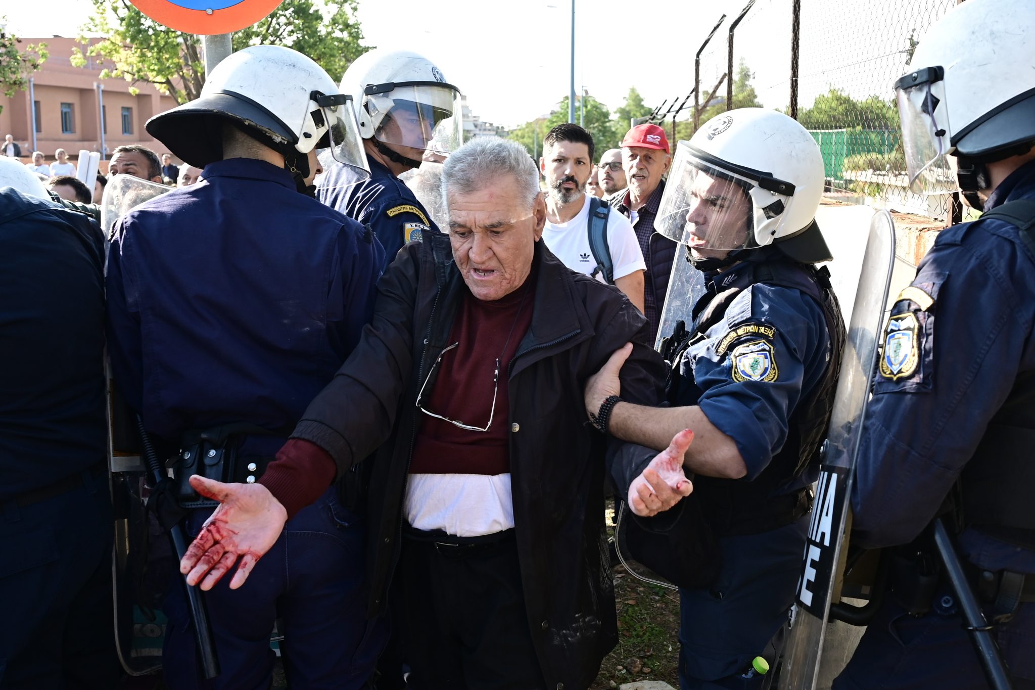 Με σοβαρά επεισόδια σημαδεύτηκε η επίσκεψη του πρωθυπουργού Κυριάκου Μητσοτάκη και του υπουργού Υγείας Άδωνι Γεωργιάδη