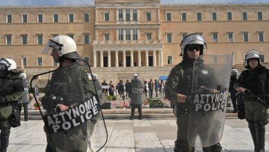 Διαμαρτυρίες για τα μέτρα της ΕΛ.ΑΣ. μπροστά από το μνημείο του Αγνώστου Στρατιώτη: Δεν επέτρεψαν σε φοιτητές να πλησιάσουν