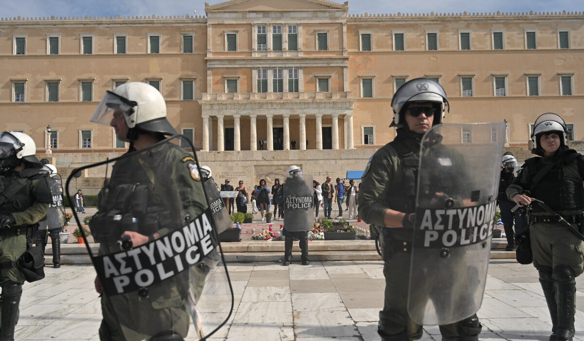 Διαμαρτυρίες για τα μέτρα της ΕΛ.ΑΣ. μπροστά από το μνημείο του Αγνώστου Στρατιώτη: Δεν επέτρεψαν σε φοιτητές να πλησιάσουν