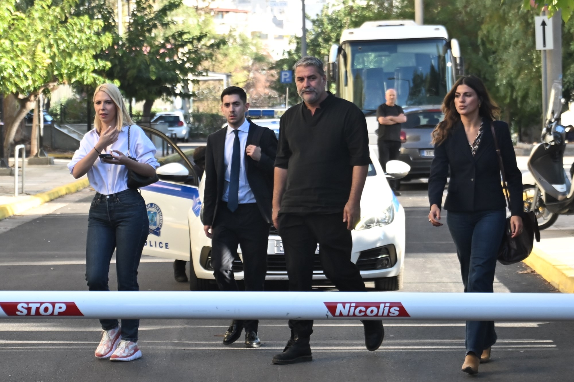 «Ήρθε στο σπίτι μου και μου ζήτησε συγγνώμη ο άνθρωπος. Τι άλλο; Να τον κρεμάσουμε πια; Εντάξει. Τελείωσε αυτή η ιστορία», λέει κάτοικος της