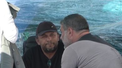 Ο ηθοποιός Βασίλης Μπισμπίκης επισκέφθηκε σήμερα τον Πάνο Ρούτσι, ο οποίος πραγματοποιεί απεργία πείνας για 19η ημέρα στο Σύνταγμα