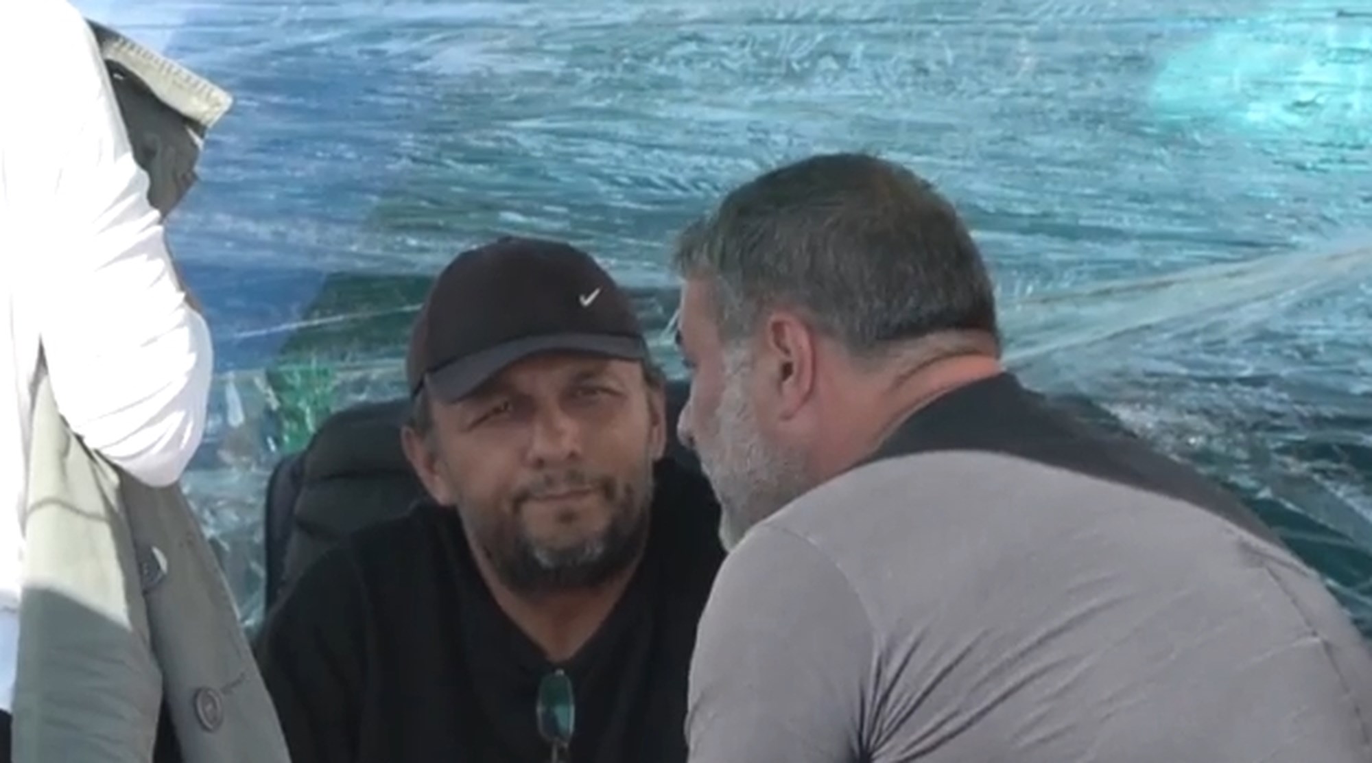 Ο ηθοποιός Βασίλης Μπισμπίκης επισκέφθηκε σήμερα τον Πάνο Ρούτσι, ο οποίος πραγματοποιεί απεργία πείνας για 19η ημέρα στο Σύνταγμα