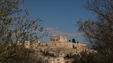 Οι Αθηναίοι και οι επισκέπτες της πόλης μπορούν να απολαύσουν για λίγο την Ακρόπολη χωρίς τις ογκώδεις σκαλωσιές που καλύπταν την πλευρά
