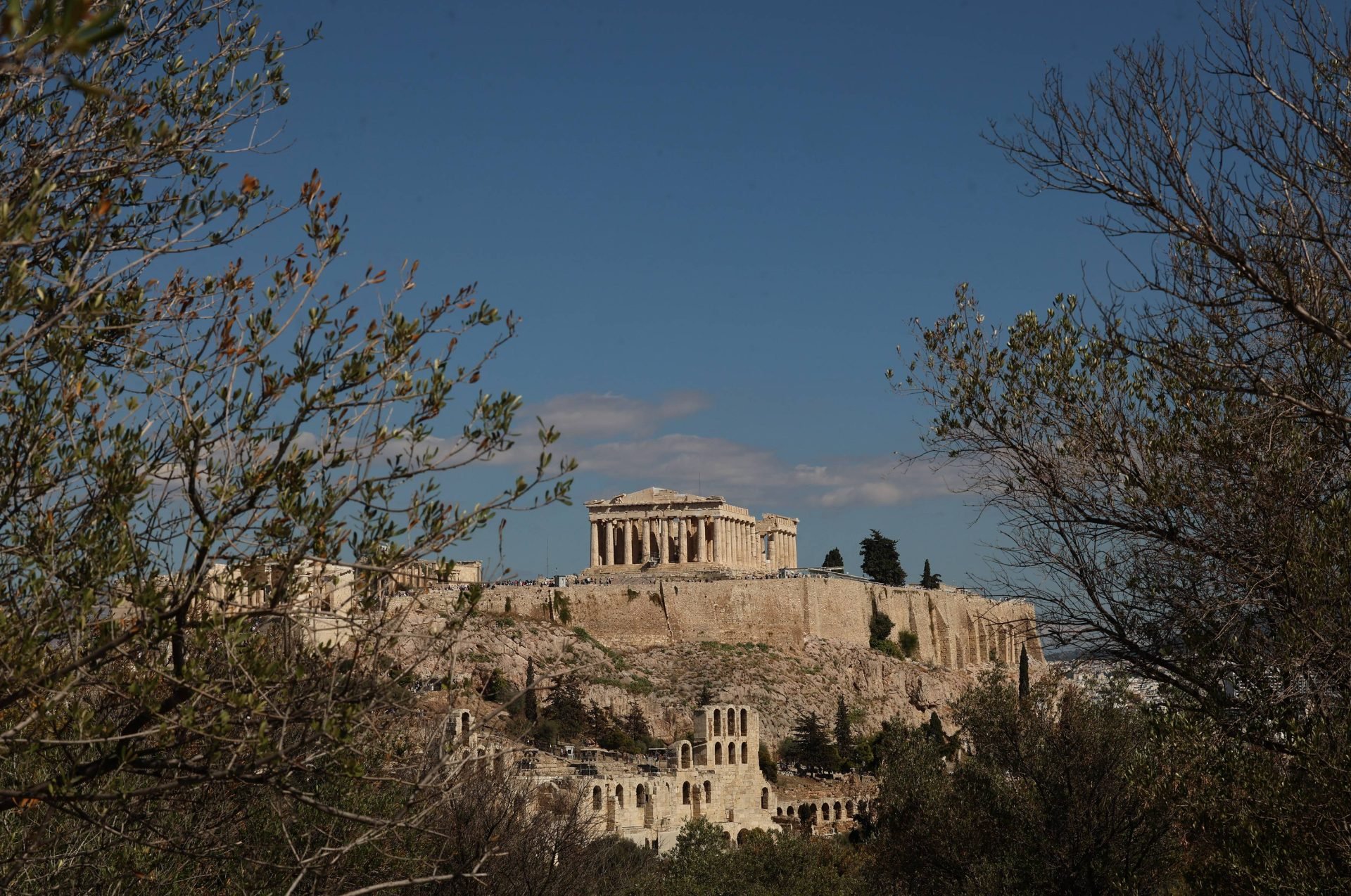 Οι Αθηναίοι και οι επισκέπτες της πόλης μπορούν να απολαύσουν για λίγο την Ακρόπολη χωρίς τις ογκώδεις σκαλωσιές που καλύπταν την πλευρά