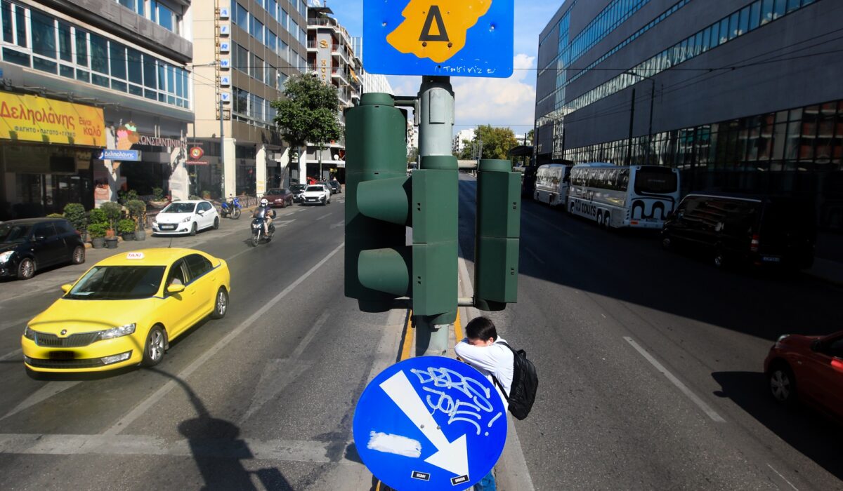 Από αύριο, Δευτέρα 20 Οκτωβρίου 2025, επανέρχονται οι περιορισμοί κυκλοφορίας στο κέντρο της Αθήνας (Μικρός Δακτύλιος) και θα ισχύουν