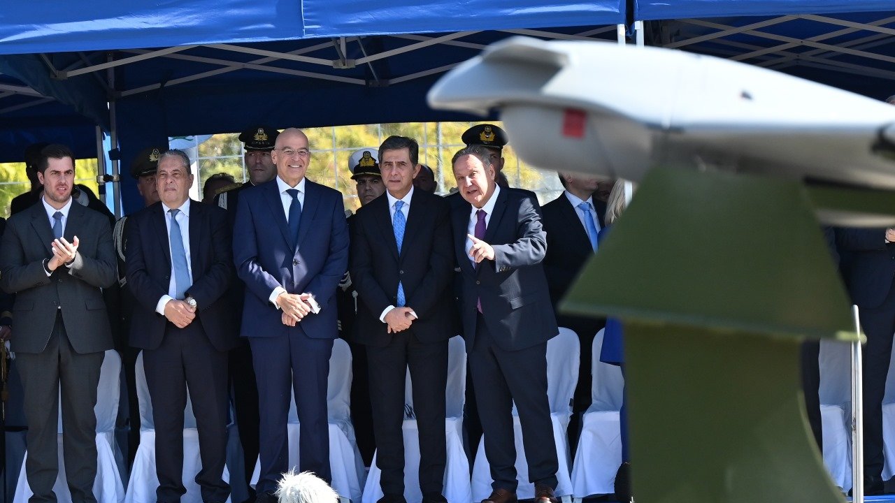 Ως το πρώτο ορατό δείγμα της μετάβασης των ελληνικών Ενόπλων Δυνάμεων στη νέα εποχή χαρακτήρισε τη φετινή στρατιωτική παρέλαση