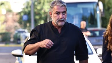 Ένοχος κρίθηκε ο γνωστός ηθοποιός Βασίλης Μπισμπίκης για το τροχαίο ατύχημα που σημειώθηκε στη Φιλοθέη, με το δικαστήριο να του επιβάλλει