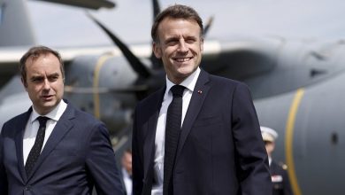 Η πολιτική κρίση στο Παρίσι φουντώνει ξανά, με τον πρόεδρο Εμανουέλ Μακρόν να προκαλεί θύελλα αντιδράσεων ύστερα από τον αιφνιδιαστικό