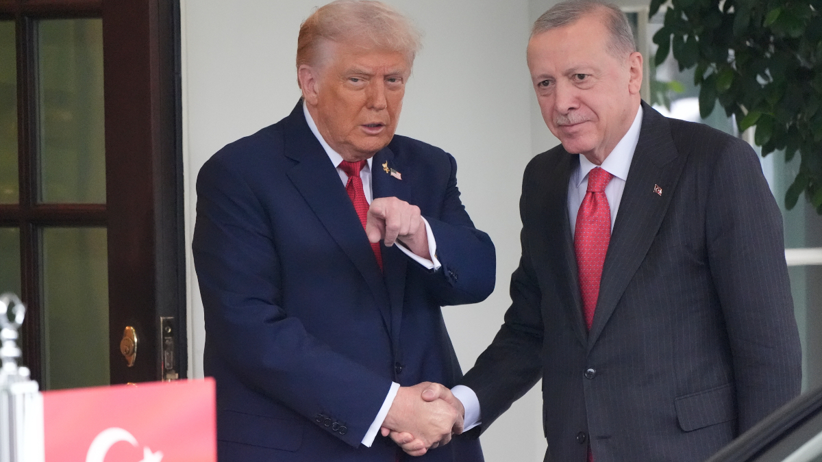 Ο Ντόναλντ Τραμπ επαινεί τον Ρετζέπ Ταγίπ Ερντογάν για τον ρόλο του στη συμφωνία κατάπαυσης πυρός στη Γάζα, χαρακτηρίζοντας τον Τούρκο