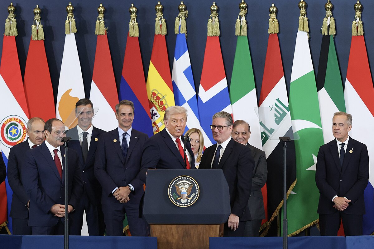 Ο Ντόναλντ Τραμπ προκάλεσε για ακόμη μία φορά σχόλια και αντιδράσεις με τις δηλώσεις του στη Σύνοδο Ειρήνης για τη Γάζα