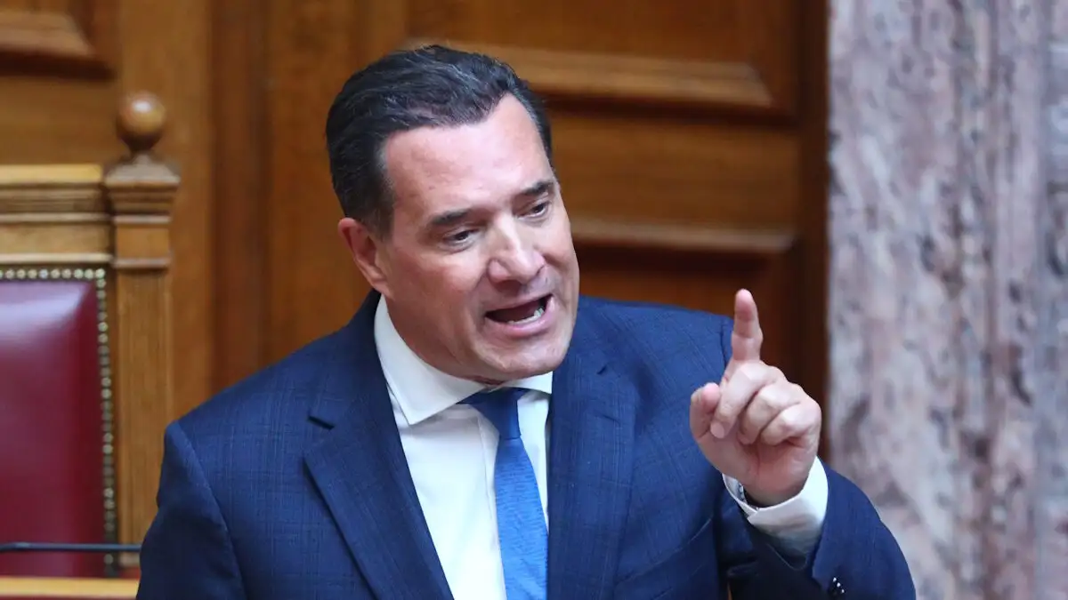 Ο υπουργός Υγείας, Άδωνις Γεωργιάδης, υπερασπίστηκε τη δημόσια αποκάλυψη των αισθητικών βελτιώσεων που έχει υποβληθεί