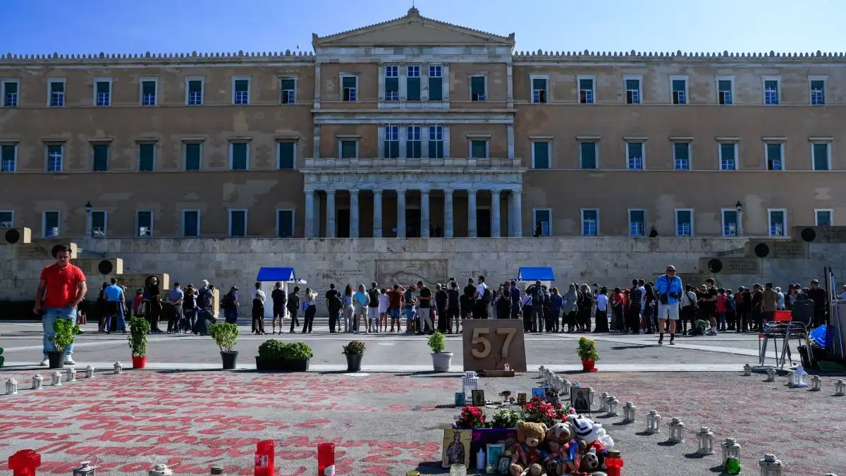 «Εμείς, όπως και ολόκληρη η κοινωνία, θα παραμένουμε πάντοτε εκεί, μπροστά στο Μνημείο του Αγνώστου Στρατιώτη», δηλώνει στην