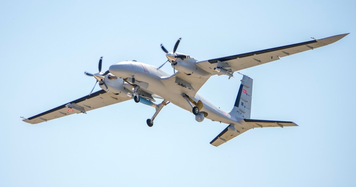 Σε μια πρωτοφανή και αρκετά...πρωτότυπη πρόκληση, το βαρέος τύπου UAV Akinci της Τουρκίας σχημάτισε την τουρκική σημαία στον ουρανό