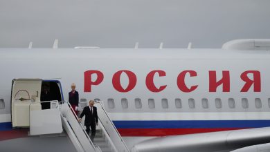 Οι ισχύουσες κυρώσεις της Ευρωπαϊκής Ένωσης, σε συνδυασμό με το ενεργό ένταλμα σύλληψης από το Διεθνές Ποινικό Δικαστήριο, γεννούν