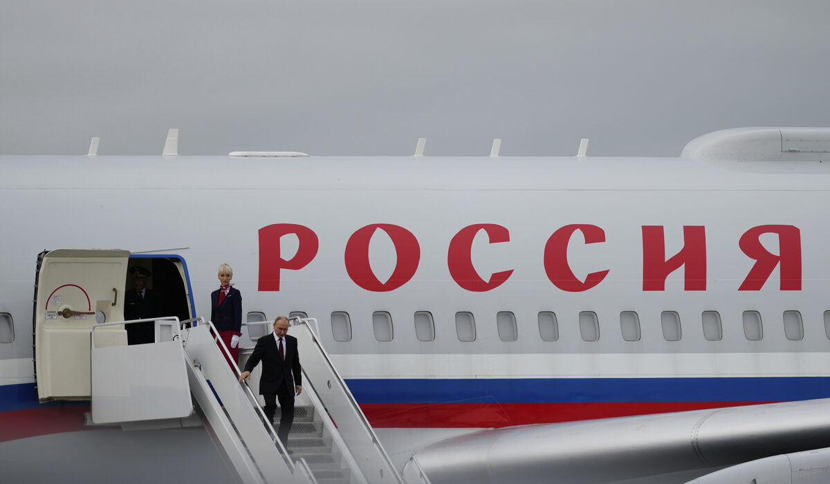 Οι ισχύουσες κυρώσεις της Ευρωπαϊκής Ένωσης, σε συνδυασμό με το ενεργό ένταλμα σύλληψης από το Διεθνές Ποινικό Δικαστήριο, γεννούν