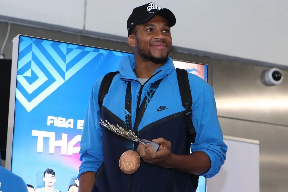 Ο Γιάννης Αντετοκούνμπο, πιστός στις αξίες και τη σεμνότητά του, εξέφρασε για ακόμη μία φορά την αγάπη και την αφοσίωσή του