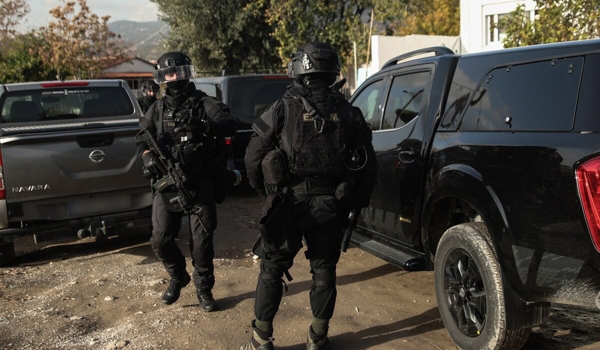 Η Ελληνική Αστυνομία κατάφερε να συλλάβει 13 Τούρκους στον Έβρο, αφού είχε πρώτα εντοπίσει την κρυψώνα όπου έκρυβαν τα όπλα