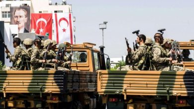 Η ένταση στην Κύπρο ανεβαίνει επικίνδυνα, καθώς η Τουρκία ενισχύει στρατιωτικά τα Κατεχόμενα με νέο, βαρύ οπλισμό.