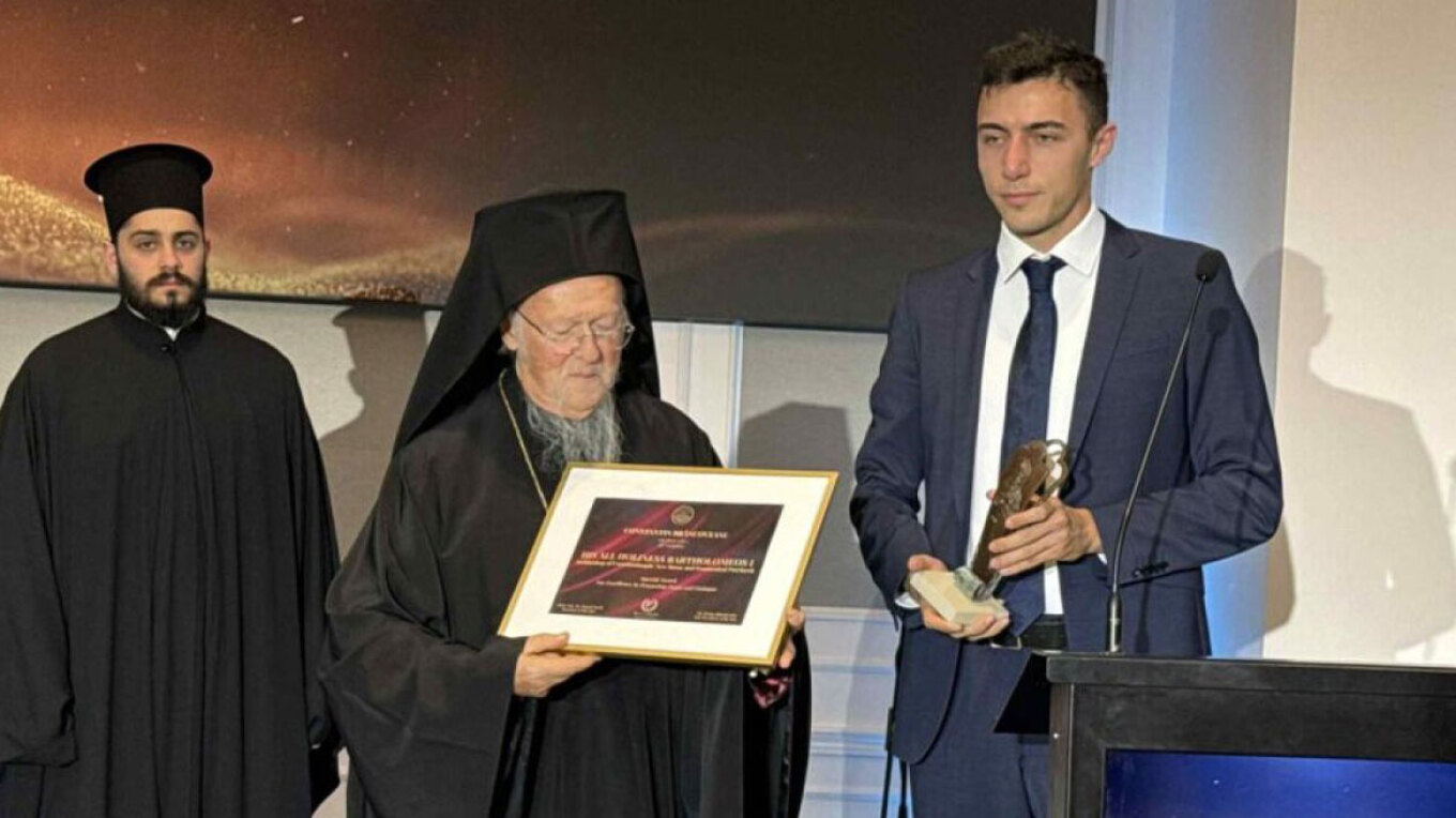 Με συγκίνηση και σε κλίμα βαθιάς πνευματικής κατάνυξης, ο Οικουμενικός Πατριάρχης Βαρθολομαίος πραγματοποίησε ομιλία στη Ρουμανία