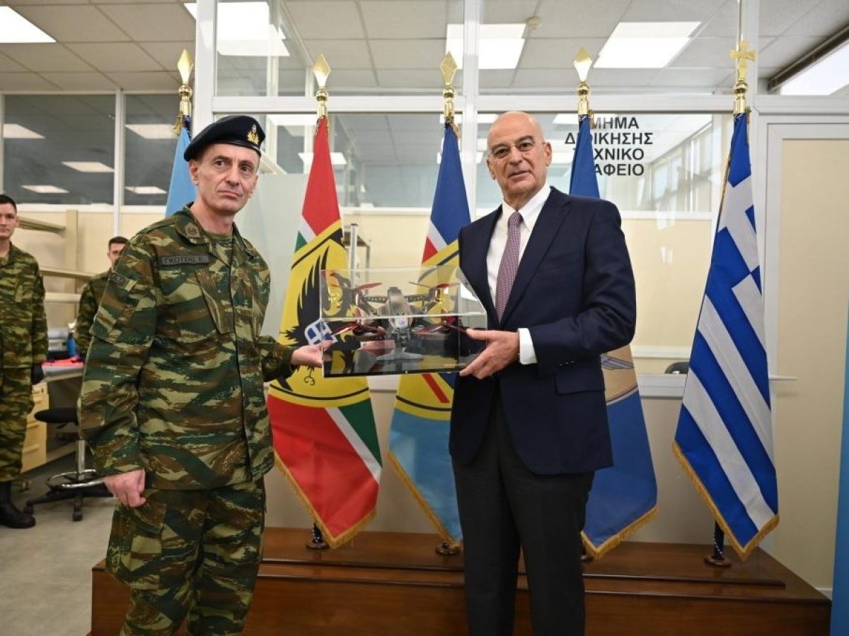 Ο Υπουργός Εθνικής Άμυνας, Νίκος Δένδιας, συνοδευόμενος από τον Αρχηγό του Γενικού Επιτελείου Στρατού, Αντιστράτηγο Γεώργιο Κωστίδη