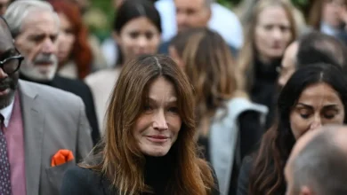 Η Κάρλα Μπρούνι στάθηκε δίπλα στον σύζυγό της, Νικολά Σαρκοζί, στα τελευταία λεπτά ελευθερίας του, πριν εκείνος μπει στη διαβόητη φυλακή
