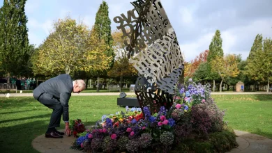 Τη Δευτέρα, ο βασιλιάς Κάρολος εγκαινίασε ένα νέο μνημείο με την ονομασία «Open Letter», το οποίο χρηματοδοτήθηκε από την κυβέρνηση