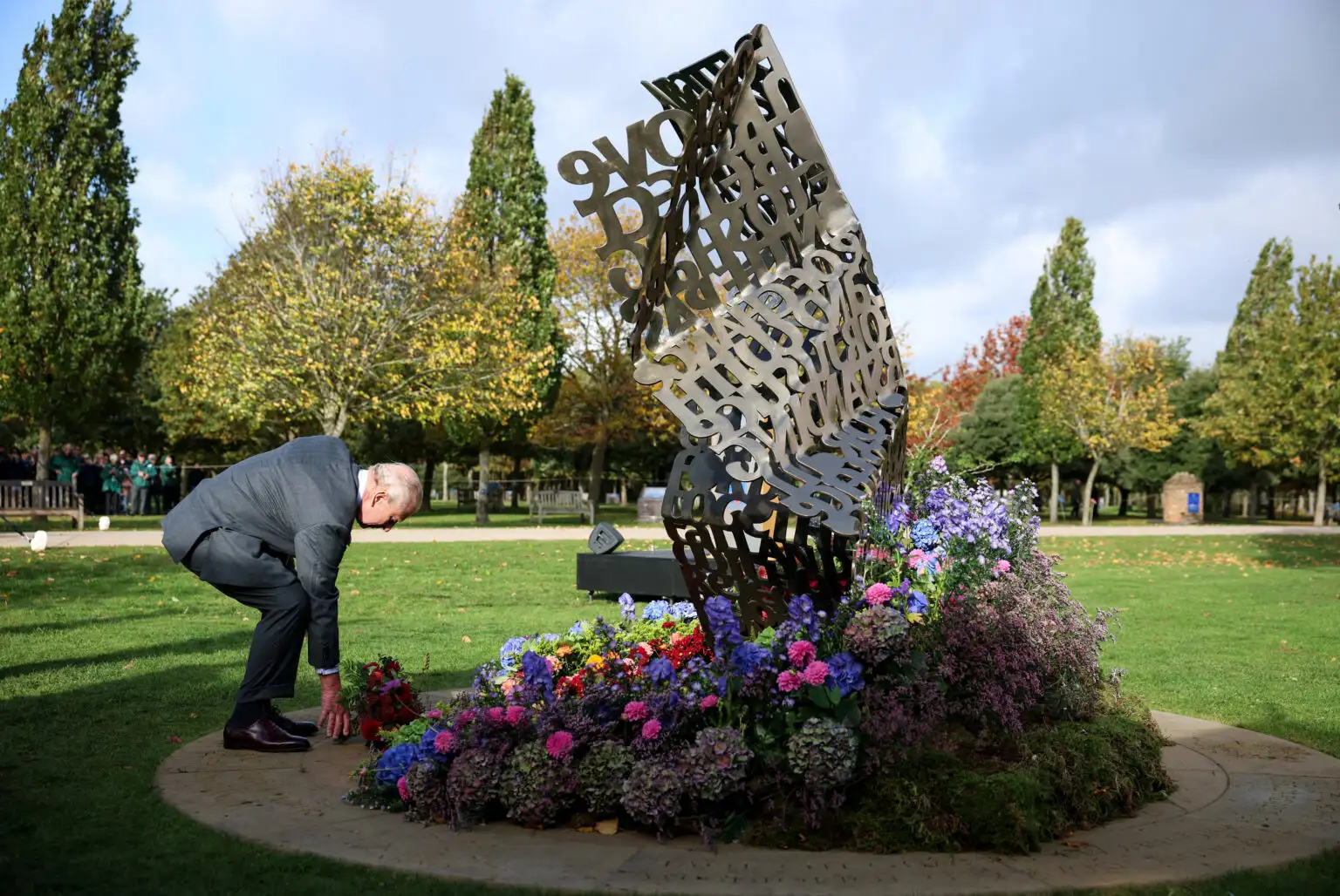 Τη Δευτέρα, ο βασιλιάς Κάρολος εγκαινίασε ένα νέο μνημείο με την ονομασία «Open Letter», το οποίο χρηματοδοτήθηκε από την κυβέρνηση