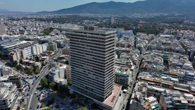 Ένας 44χρονος άνδρας έβαλε τέλος στη ζωή του πριν από λίγο, πέφτοντας από τον 24ο όροφο του Πύργου «Απόλλων», στο εστιατόριο Deos