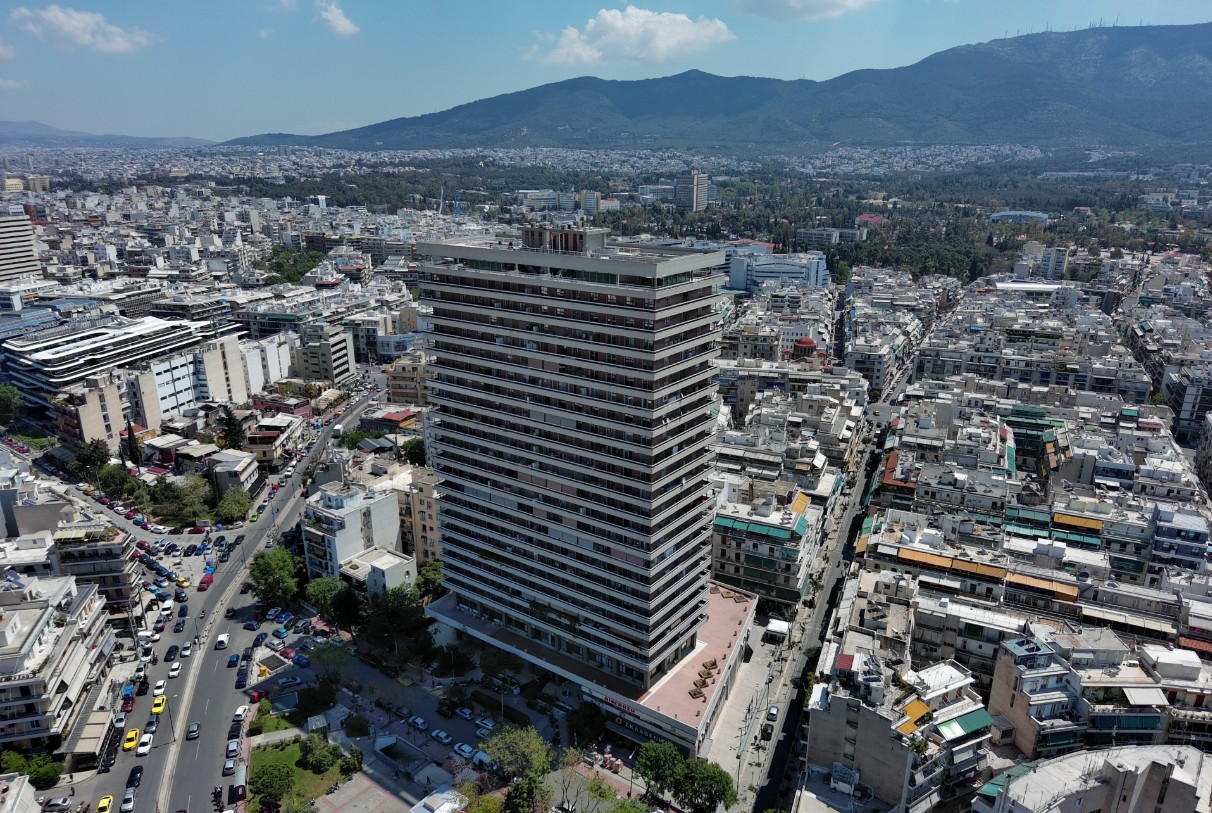 Ένας 44χρονος άνδρας έβαλε τέλος στη ζωή του πριν από λίγο, πέφτοντας από τον 24ο όροφο του Πύργου «Απόλλων», στο εστιατόριο Deos