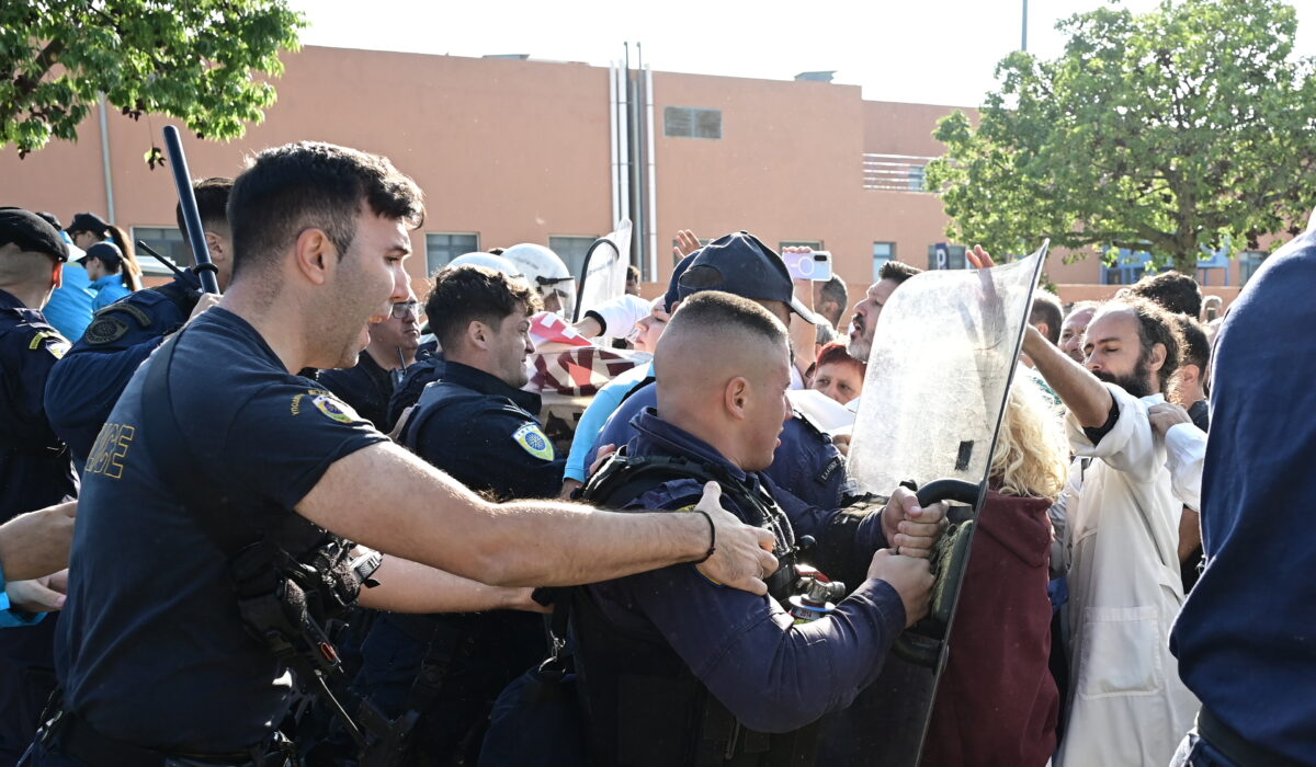 Μια πρωτοφανής οδηγία φαίνεται να βάζει «φρένο» στην επικοινωνία των γιατρών με τα μέσα ενημέρωσης, μετά τα επεισόδια στο νοσοκομείο