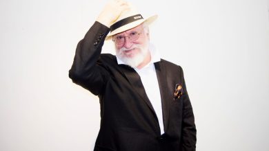 Με συγκίνηση και βαθιά θλίψη, η Ελλάδα αποχαιρετά σήμερα, Σάββατο 25 Οκτωβρίου, τον Διονύση Σαββόπουλο — τον σπουδαίο δημιουργό που