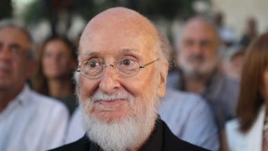 Ο Διονύσης Σαββόπουλος αποτελεί αναμφισβήτητα μία από τις κορυφαίες μορφές του ελληνικού τραγουδιού, με μια πορεία που ξεπερνά