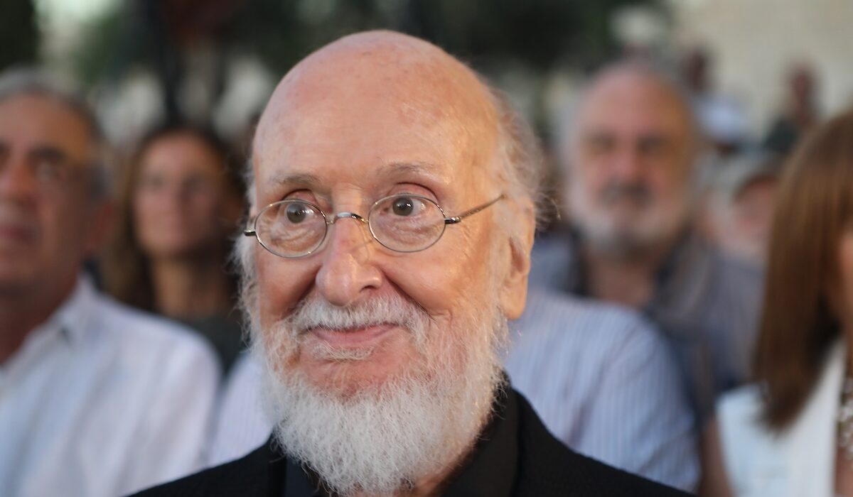 Ο Διονύσης Σαββόπουλος αποτελεί αναμφισβήτητα μία από τις κορυφαίες μορφές του ελληνικού τραγουδιού, με μια πορεία που ξεπερνά