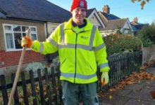 Ένας 49χρονος άνδρας έχασε τη ζωή του στο Λονδίνο, ενώ έκανε βόλτα με τον σκύλο του, όταν προσπάθησε να σταματήσει καβγά μεταξύ τρίτων.