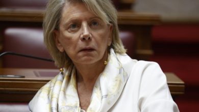 "Μη διανοηθείτε να σβήσετε τα ονόματα των 57 στο Σύνταγμα" γράφει σε ανάρτησή της η βουλευτής Επικρατείας του ΣΥΡΙΖΑ, Έλενα Ακρίτα