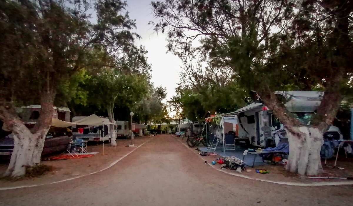 Νέα δεδομένα για τη διπλή δολοφονία στη Φοινικούντα αναδεικνύουν σημαντικά κενά στην έρευνα, ενώ οι Αρχές επικεντρώνονται στην