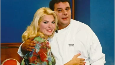 Αν δεν διευθετήσει τα χρέη του θα οδηγηθεί φυλακή. Με χειροπέδες έξω από το σπίτι του, οδηγήθηκε στην Εισαγγελία Αθηνών.