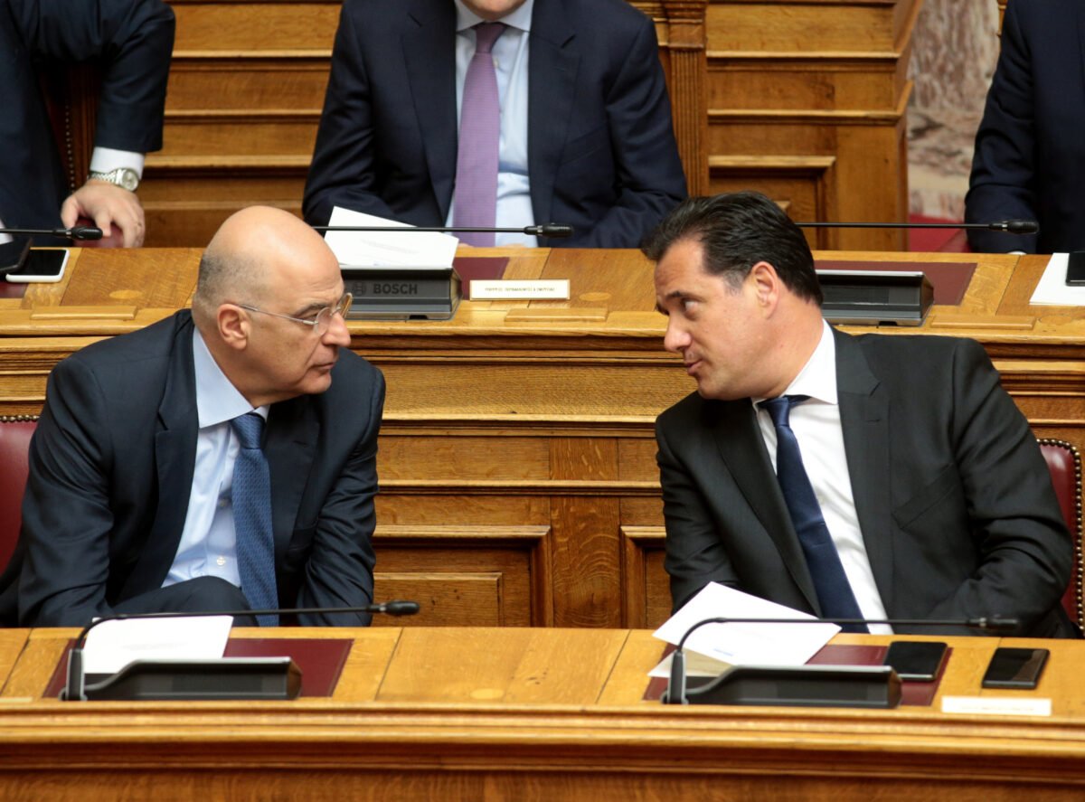 Αιχμές του υπουργού Υγείας για την απουσία του υπουργού Άμυνας από τη Βουλή – Οι λεπτές ισορροπίες στο κυβερνητικό στρατόπεδο.