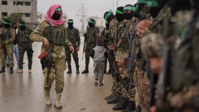 Οι πολιτικοί δείχνουν διάθεση συμβιβασμού, αλλά η στρατιωτική πτέρυγα βλέπει την αποδοχή του σχεδίου ως πράξη παράδοσης.